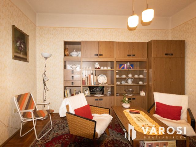 Bútorozott családi ház Mezőhegyes központjában