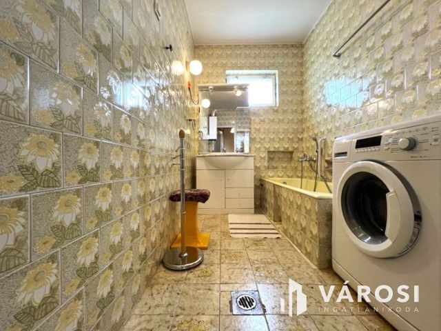 Belvárosi, társasházi lakás, kíváló adottságokkal garázzsal