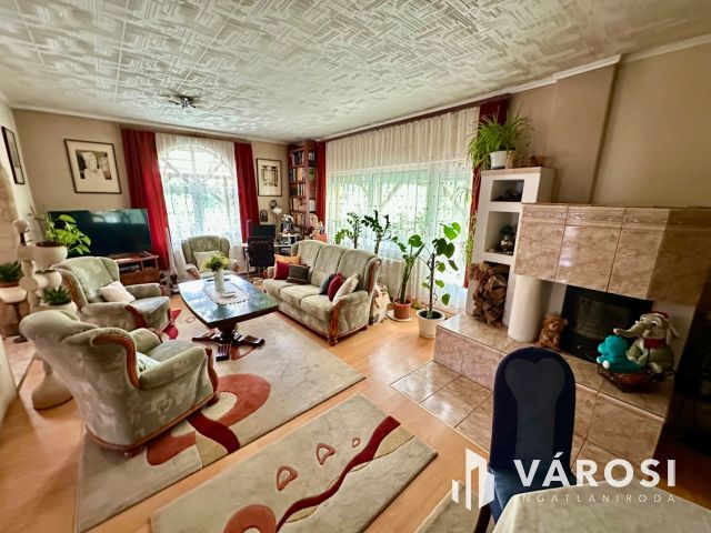 Karancsalja legjobb utcájában, 3 szintes családi ház eladó!