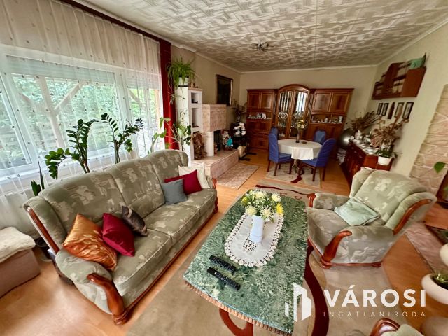 Karancsalja legjobb utcájában, 3 szintes családi ház eladó!