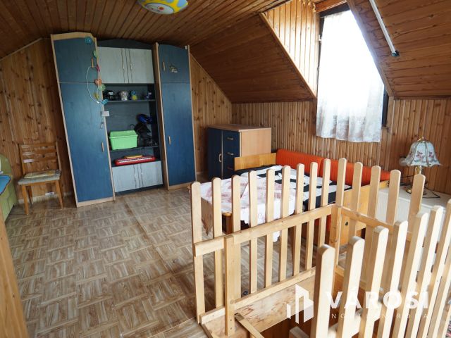 Lakható zárt kert, idilli környezetben