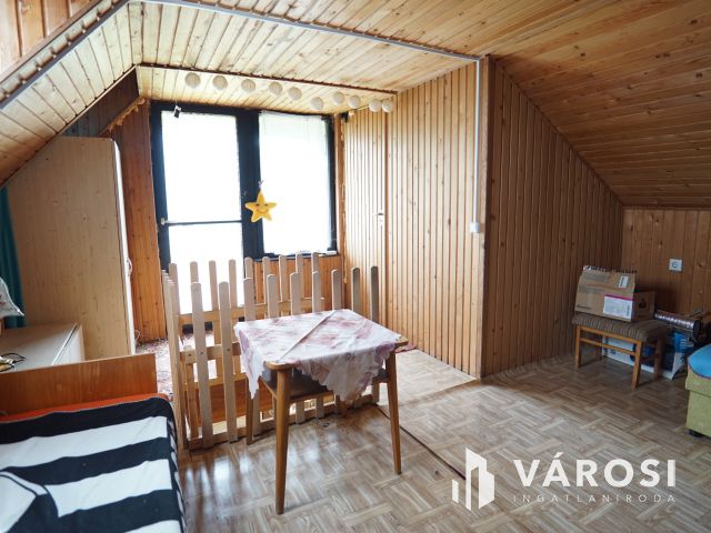 Lakható zárt kert, idilli környezetben