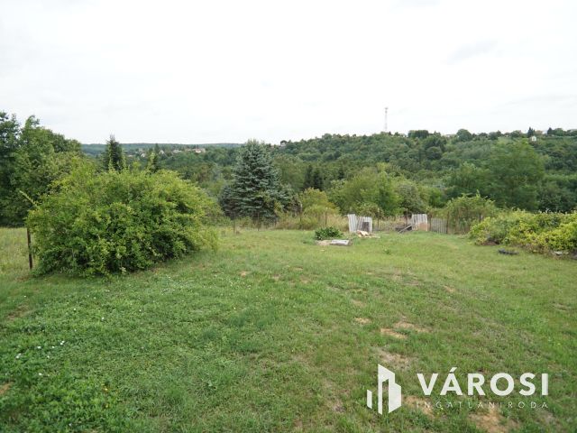 Lakható zárt kert, idilli környezetben