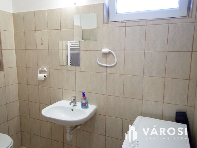 Nagy telkes, szuterénes családi ház eladó