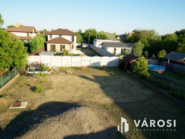 Nagy telkes, szuterénes családi ház eladó