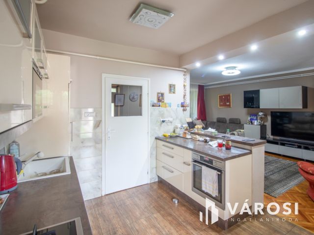 Eladó sorház saját udvarral és garázzsal