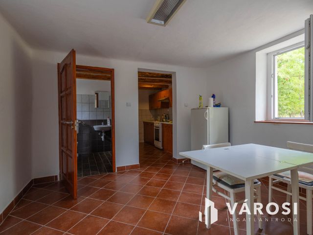 Teljesen felújított tanya nagy területtel és vízparttal