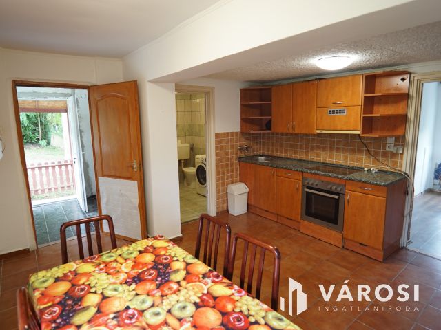 Lakható zárt kert, Látóhegyen