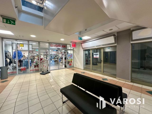 Salgó Center földszintjén, utcai bejáratos üzlet kiadó!