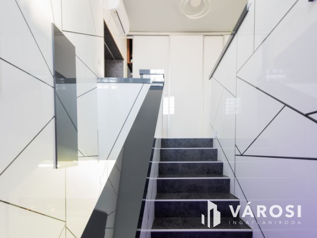 Modern stílusú ikerház, egyedi bútorokkal a belvárosban