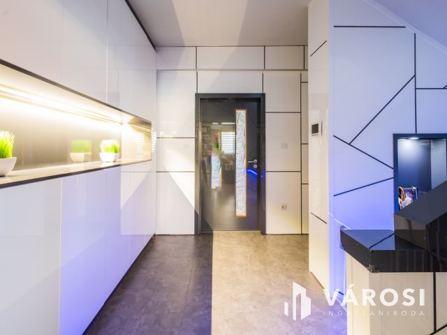 Modern stílusú ikerház, egyedi bútorokkal a belvárosban