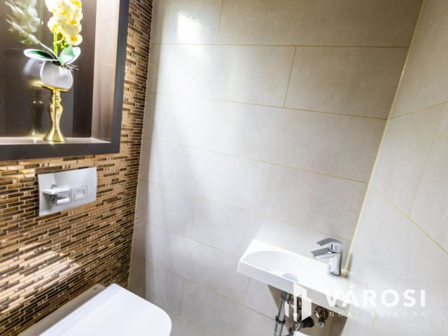 Modern stílusú ikerház, egyedi bútorokkal a belvárosban