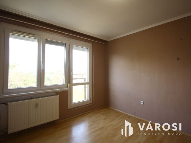 Orosházán a belvárosban 3 szobás panelt kínálok.