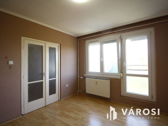 Orosházán a belvárosban 3 szobás panelt kínálok.