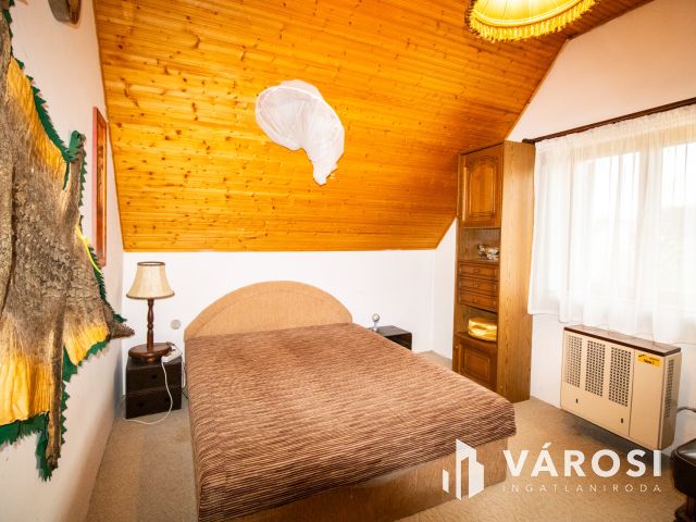 Napelemes, 2 szintes családi ház, haszonélvezettel Gyulán