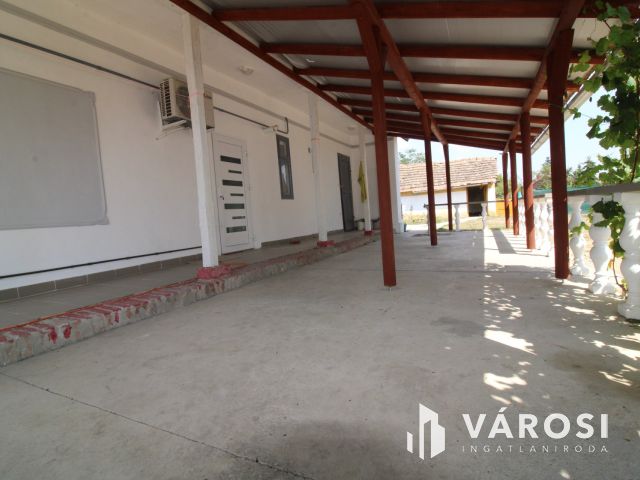 Rendezett családi ház nagy terasszal.