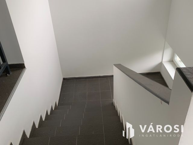 Egy  új, impozáns lakás eladó.
