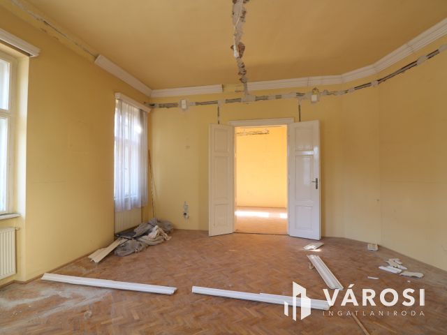 Felújítandó 95 nm-es lakkás.