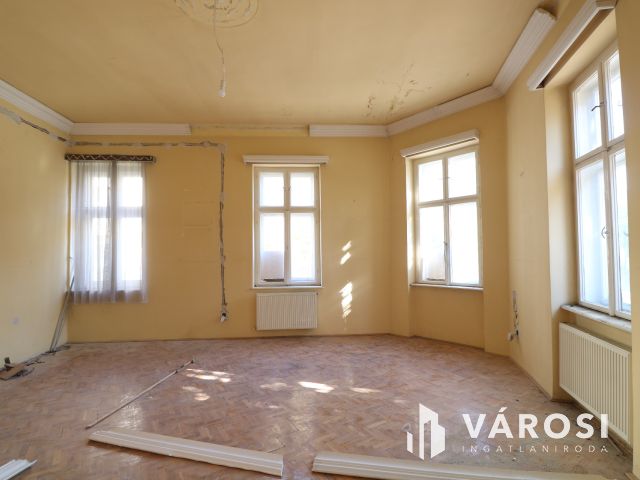 Felújítandó 95 nm-es lakkás.