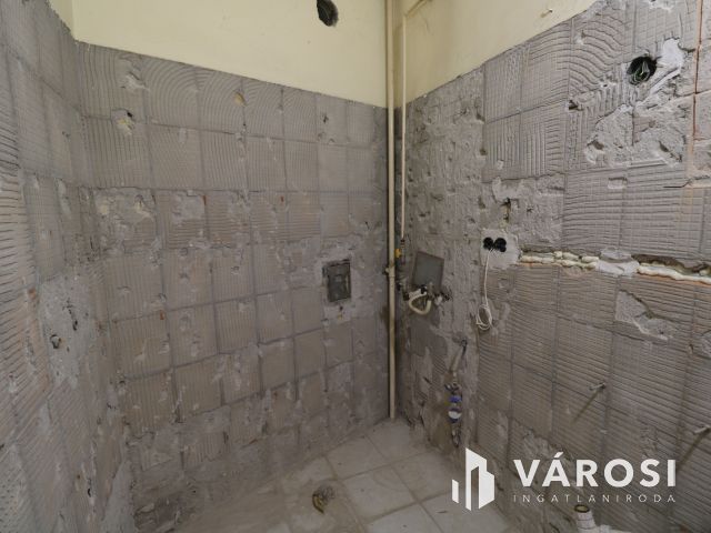 Felújítandó 95 nm-es lakkás.