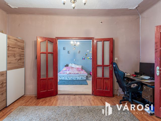 A tavasz hírnöke  - tégla lakás -