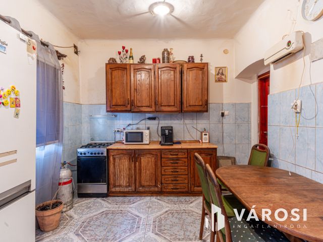 A tavasz hírnöke  - tégla lakás -