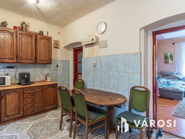 A tavasz hírnöke  - tégla lakás -