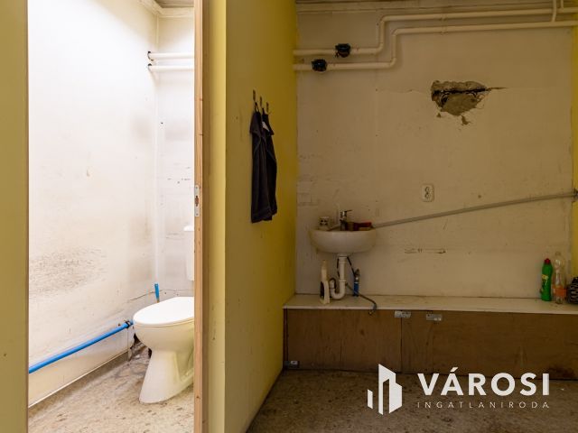 Főként raktárnak vagy műhelynek alkalmas helyiség kiadó