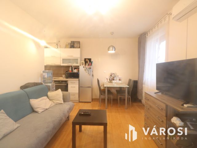 Csinos tégla lakás, autóbeállóval.