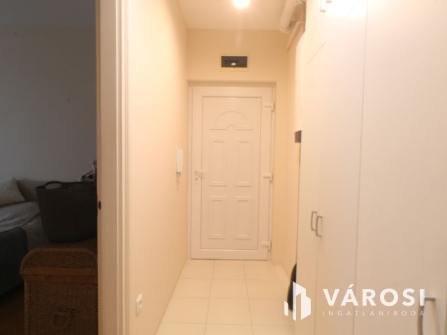 Csinos tégla lakás, autóbeállóval.