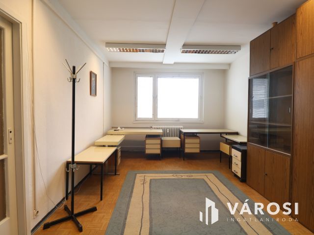 Belvárosi irodák, a Szilágyi utcában eladók.
