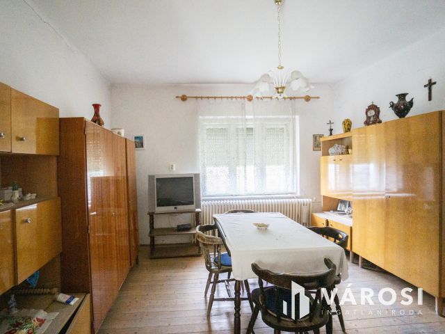 Pannonhalmi Főapátság közelében családi ház nagy telekkel!