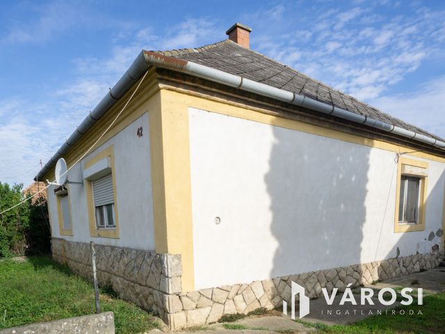 Pannonhalmi Főapátság közelében családi ház nagy telekkel!