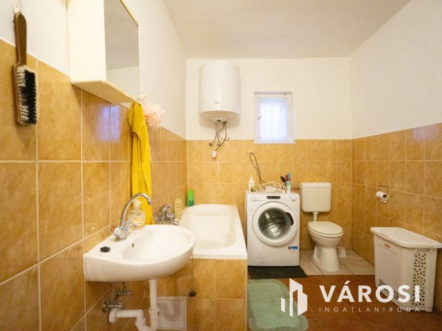 Családi ház a Holt-Duna partján, osztható telekkel!