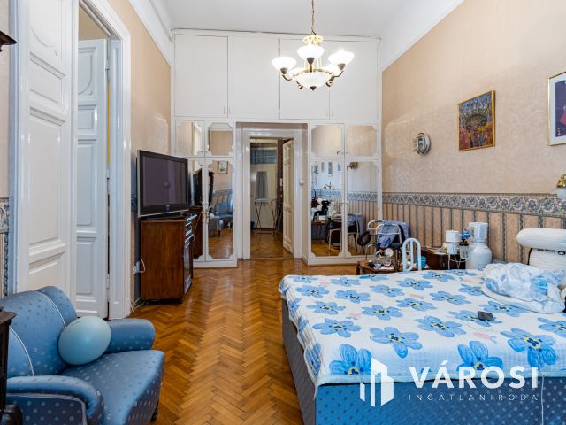Nagy lakás a Vígszínházzal szemben a nagykörúton