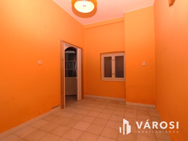 Kis lakás kis kerttel