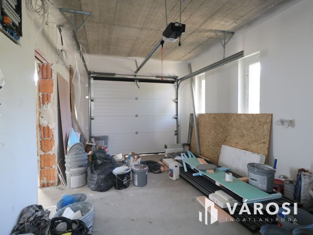 Emeltszintű szerkezetkész ikerház,  Új-petőfi telepen eladó!