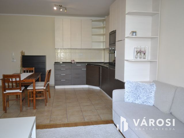 Földszinti téglalakás Herenden eladó!