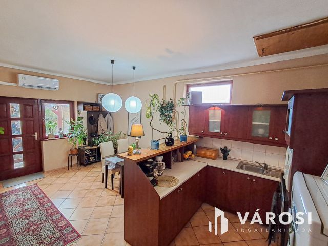 Társasházi lakás 200 m2-es kertrésszel Hatvanban!