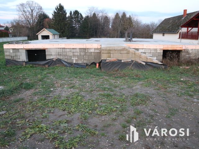 Egyházashollós házalap készen 120m2 közművekkel telek1800m2