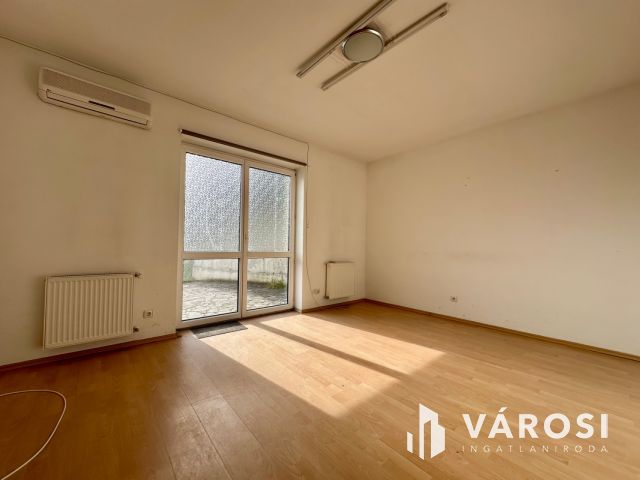 Alkotmány úton földszinti, utcai bejáratos iroda kiadó!