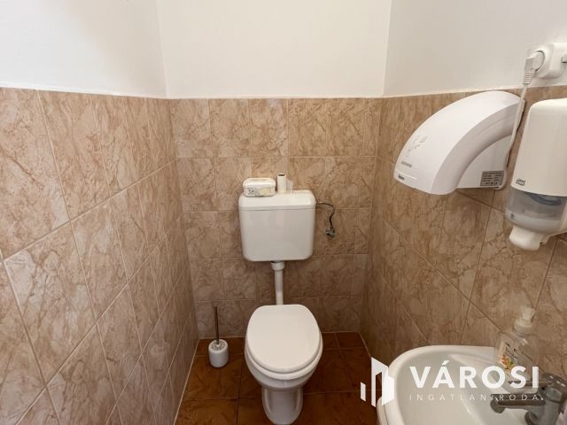 Debrecen Nagyerdő nagyon frekventált részén, rendelő!