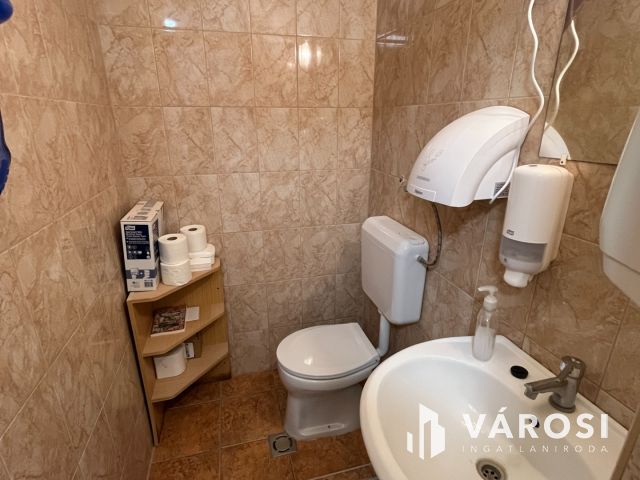 Debrecen Nagyerdő nagyon frekventált részén, rendelő!