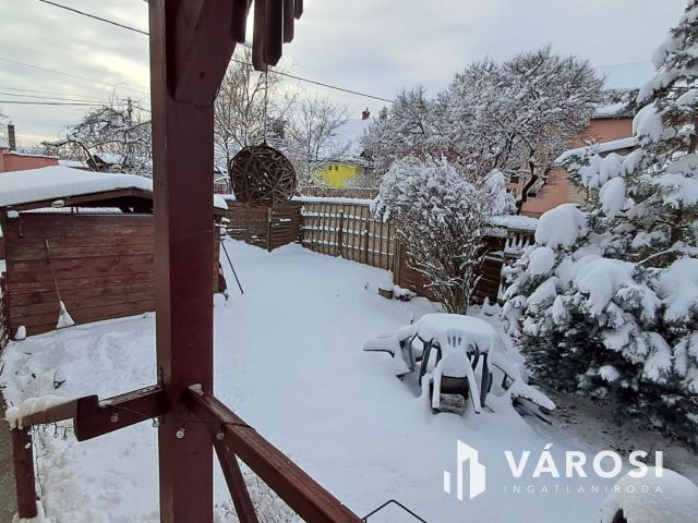 Társasházi lakás 200 m2-es kertrésszel Hatvanban!