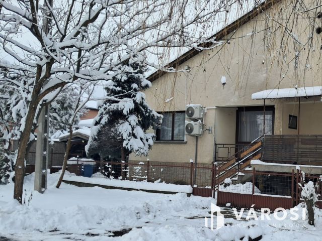 Társasházi lakás 200 m2-es kertrésszel Hatvanban!