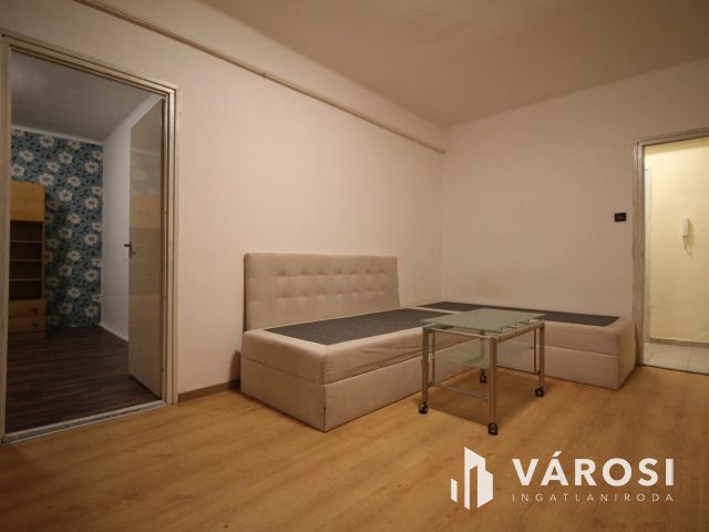 Kétszobás földszinti lakás a városközpontnál