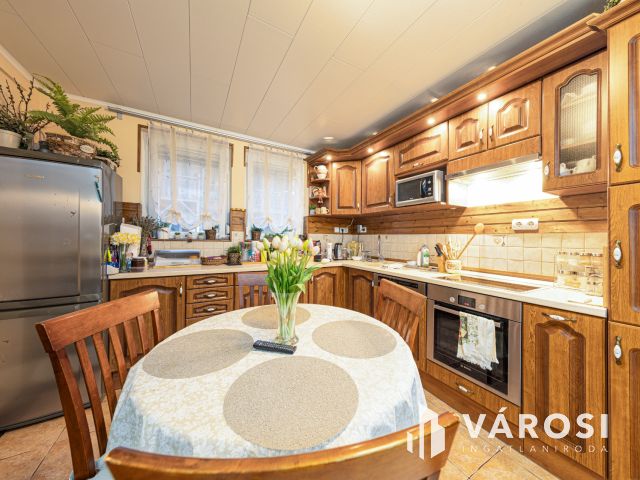 Nappali + 3 szoba + kertkapcsolat