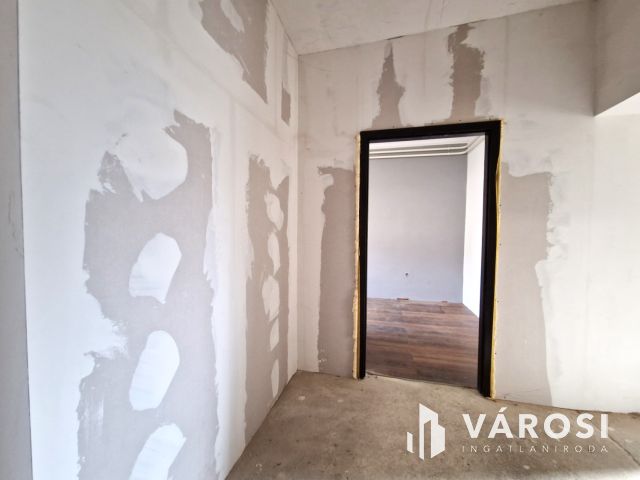 Részben felújított, stabil szerkezetű kertes ház