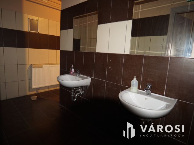 Kiadó közel 1000m2-es üzlethelység a Belvárosban!