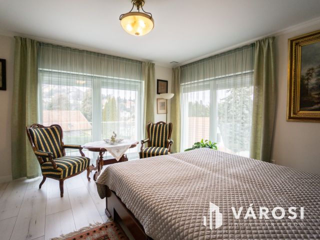 Modern, belső kétszintes családi ház remek panorámával!